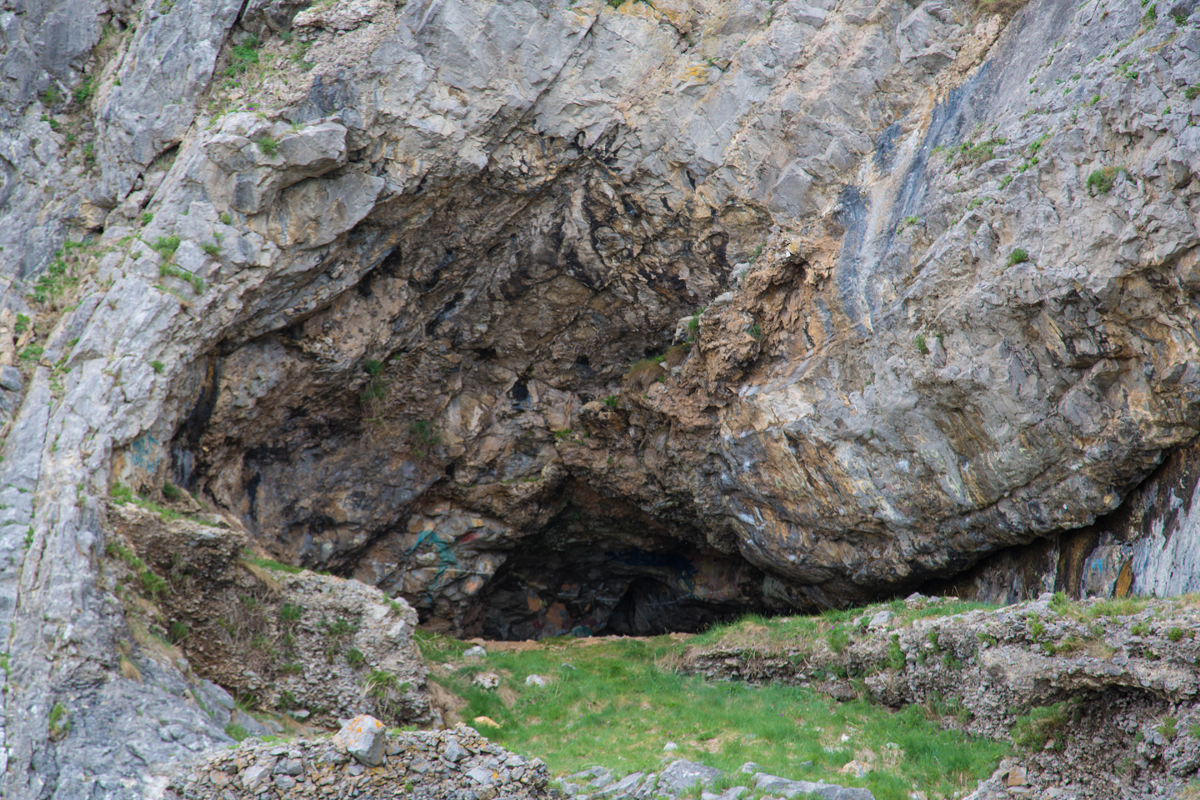 Zoom in 8K6A0894 Ravenscliff Cave_w.jpg